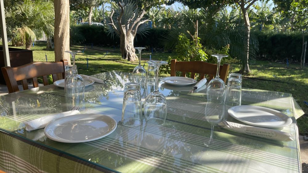 enjoy-live-music-at-nature-cafe-restaurant-near-sea-caves